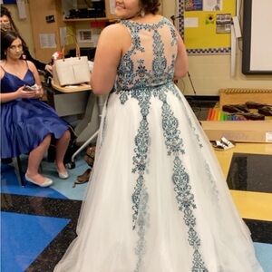 Sherri Hill White and Blue sleeveless prom dress